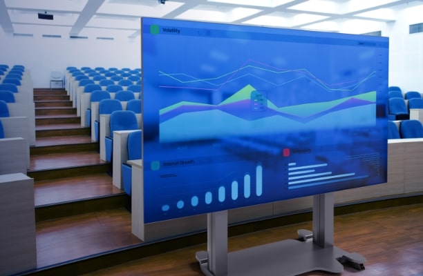 大人数の講義や発表でも後方まで鮮明に表示