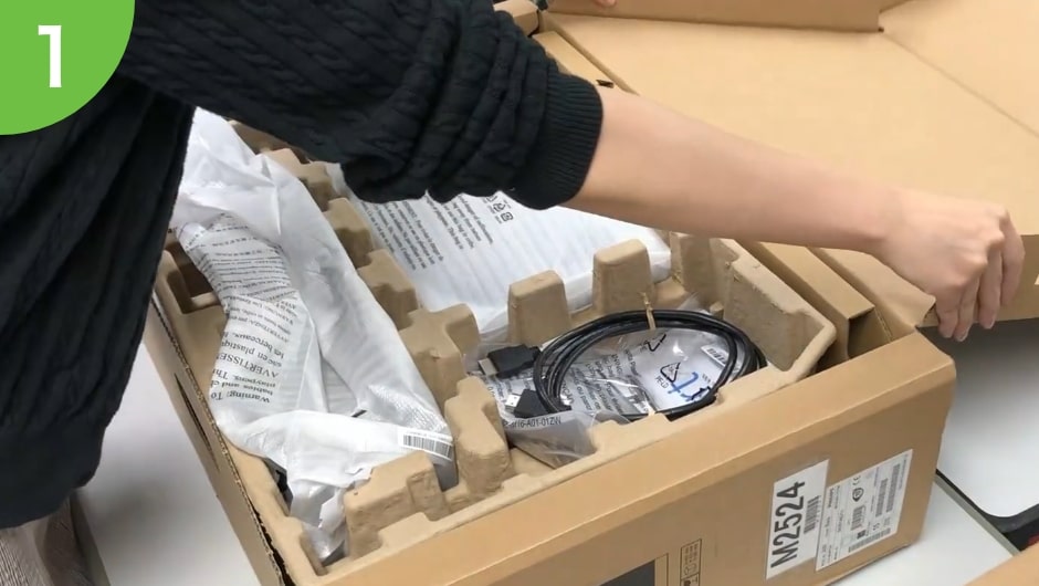 ピザ箱を開けるようにOPENし、上のトレイを取り出します。