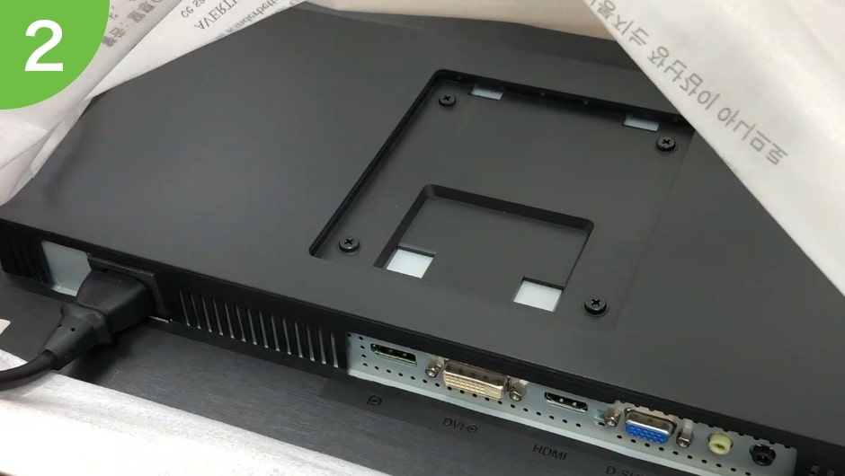 ケーブル類を繋ぎます。