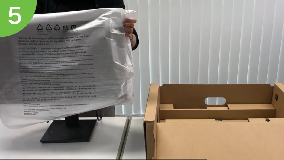 ⑤配置したい場所に立て、不織布をとります。